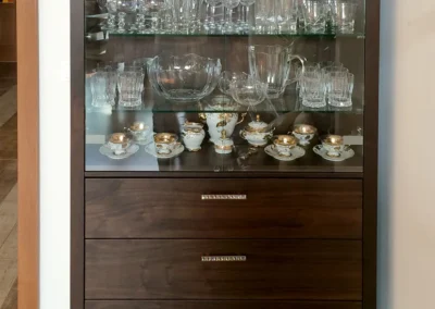 Vitrína so šuplíkami