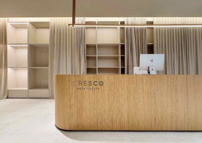 Výroba a realizácia nábytku a interiérových prác v priestoroch Residential Gallery by CRESCO REAL ESTATE.