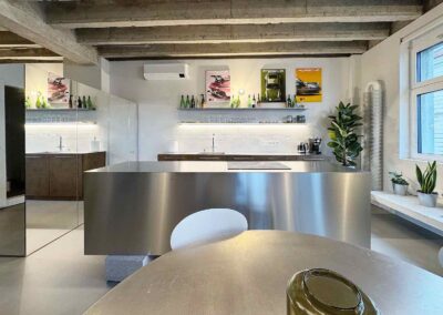 Výroba a realizácia nábytku a kuchyne v byte v historickej budove Metropolky v bratislavskom Starom Meste