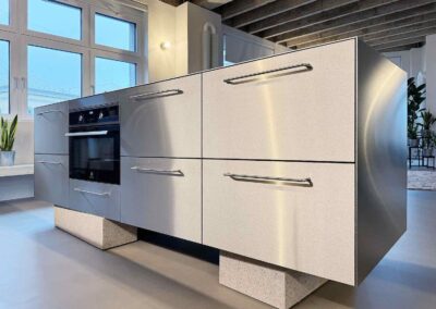 Výroba a realizácia nábytku a kuchyne v byte v historickej budove Metropolky v bratislavskom Starom Meste