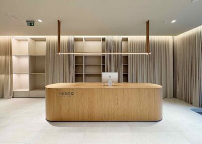 Výroba a realizácia nábytku a interiérových prác v priestoroch Residential Gallery by CRESCO REAL ESTATE.