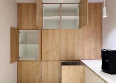 Výroba a realizácia nábytku a interiérových prác v priestoroch Residential Gallery by CRESCO REAL ESTATE.