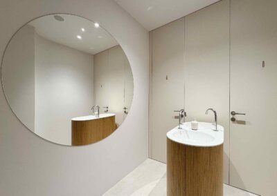 Výroba a realizácia nábytku a interiérových prác v priestoroch Residential Gallery by CRESCO REAL ESTATE.