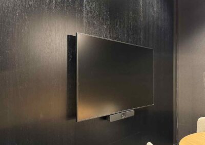 Výroba a realizácia nábytku a interiérových prác v priestoroch Residential Gallery by CRESCO REAL ESTATE.